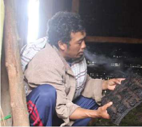 Warga sedang membakar tembakau